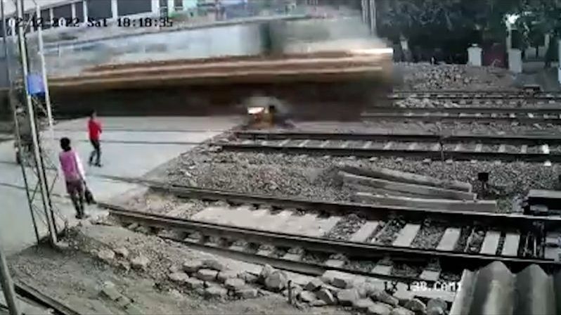 Motorkář v Indii o vlásek unikl smrti, v poslední vteřině uskočil před vlakem
